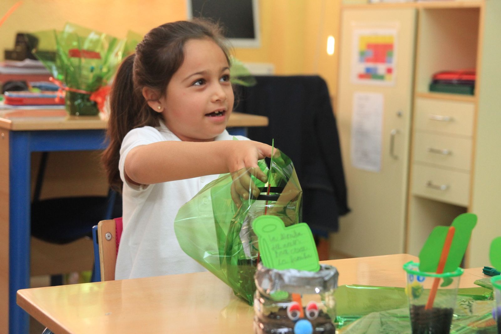 Imágenes de la plantación de árboles llevada a cabo en el colegio Los Rosales, con motivo del incendio del año pasado