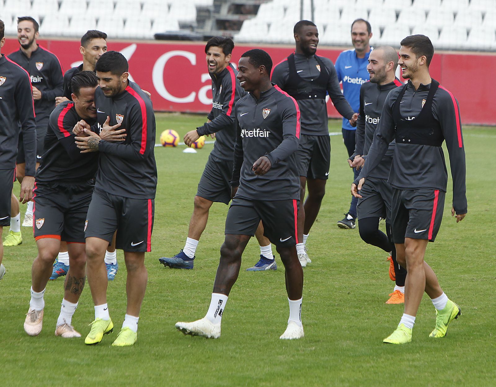 Roque Mesa bromea con Banega ante Promes y Andre Silva.