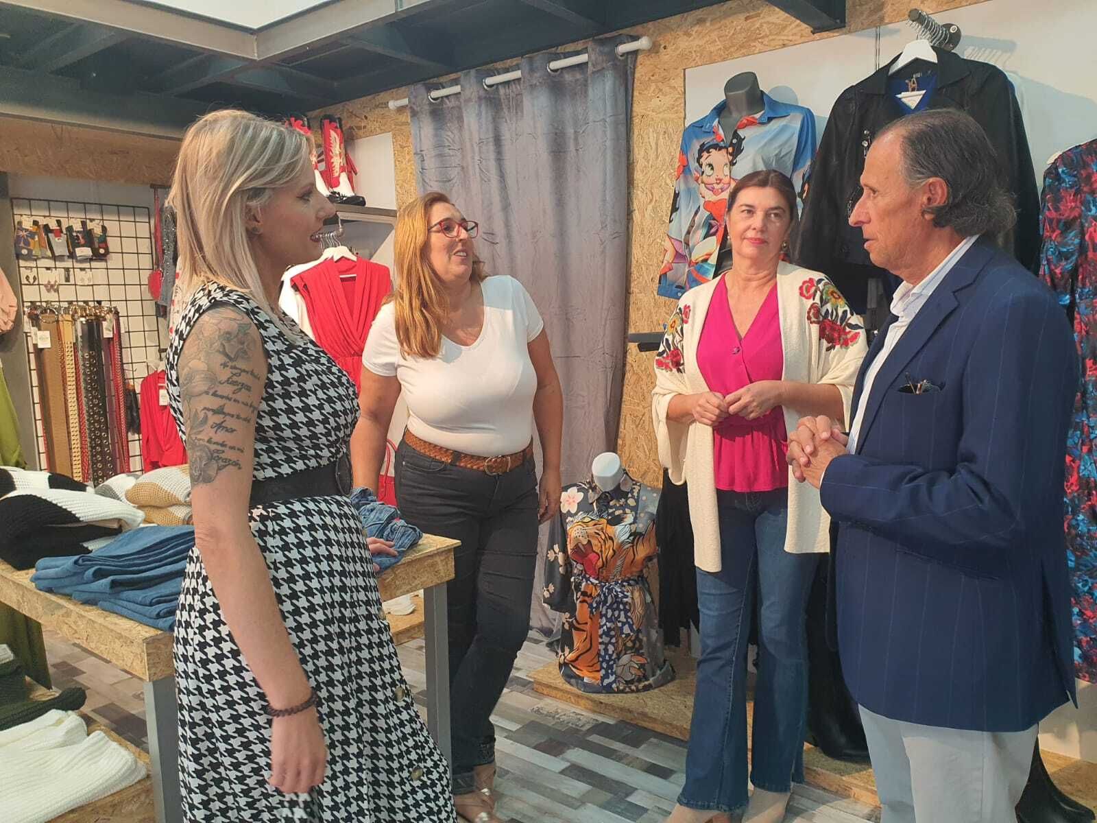 El alcalde, José María Román, acompañado de la delegada de Fomento, Pepa Vela, y a la presidente de la Plataforma de Comerciantes Vive Chiclana, Ana Mota, visitan el nuevo establecimiento de moda Begue Shops.