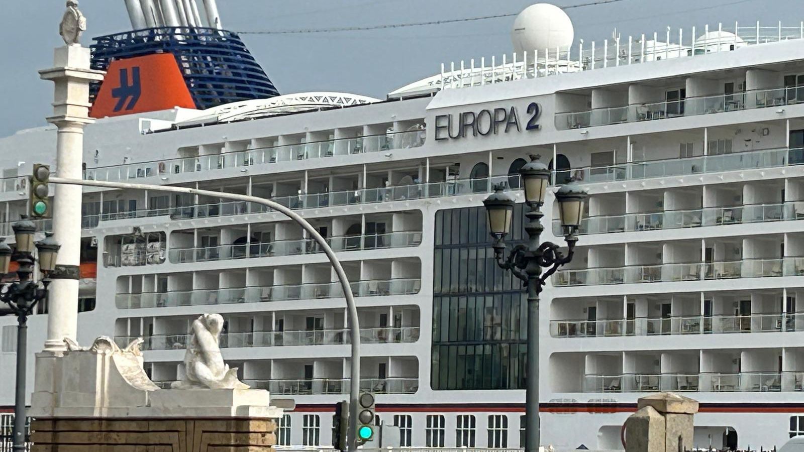 El crucero Europa 2, permaneció también atracado en Cádiz este lunes