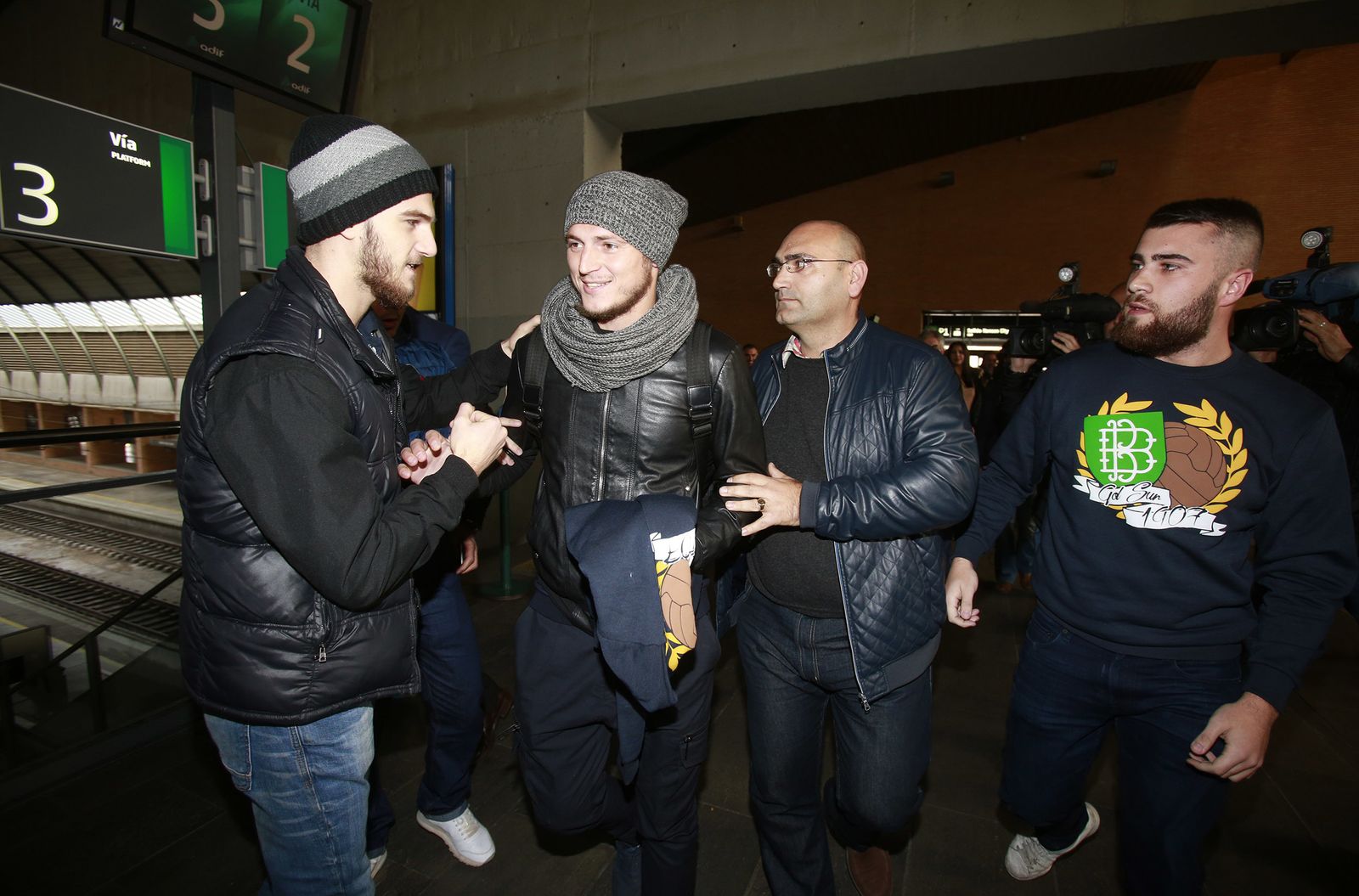 Zozulya saluda a un aficionado.