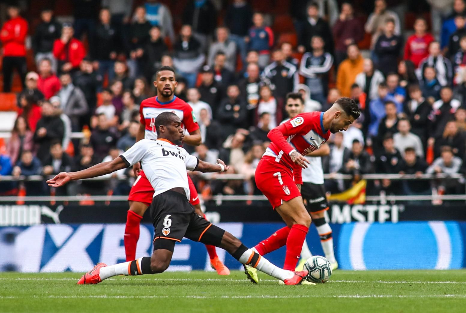Kondogbia es una pieza fundamental en el centro del campo valencianista.