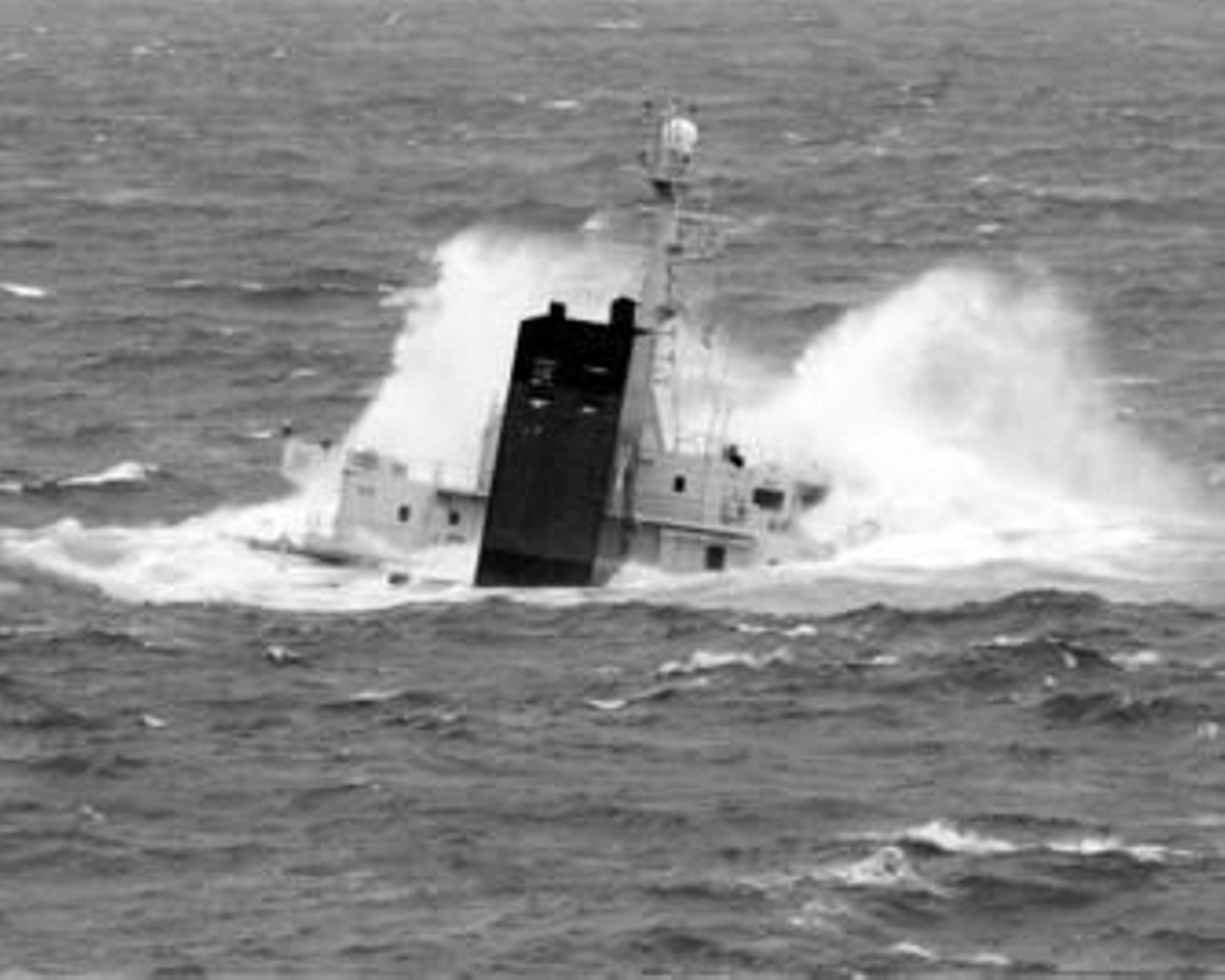 Las olas golpean el pecio casi hundido del chatarrero panameño, en una imagen ocho meses después de su hundimiento.