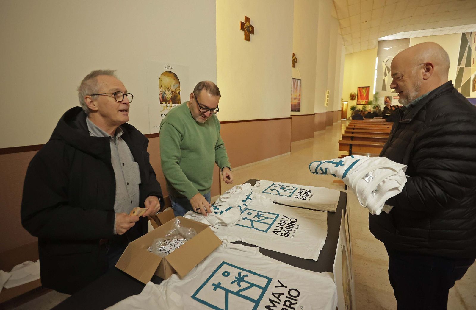 Fotos de la misa conmemorativa de los 50 años de dedicación del padre Pedro a la parroquia y al barrio de La Piñera