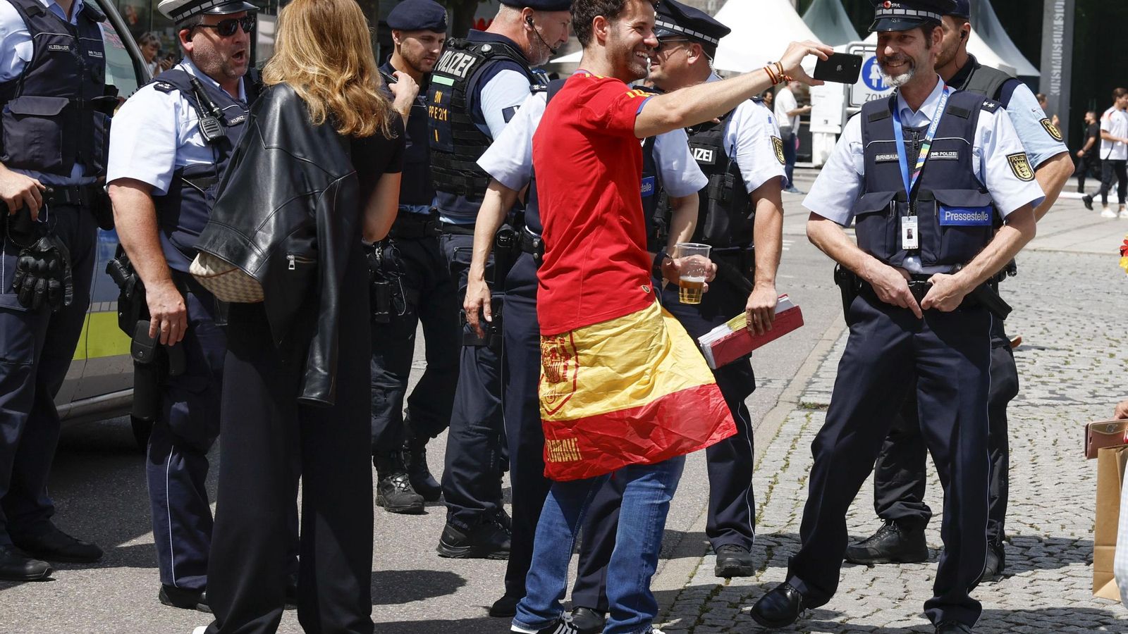 Las fotos de la afición española en Stuttgart antes del España - Alemania
