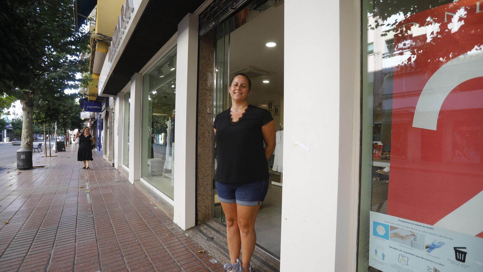 Sandra Carmona posa a las puertas de su tienda, Dándara.