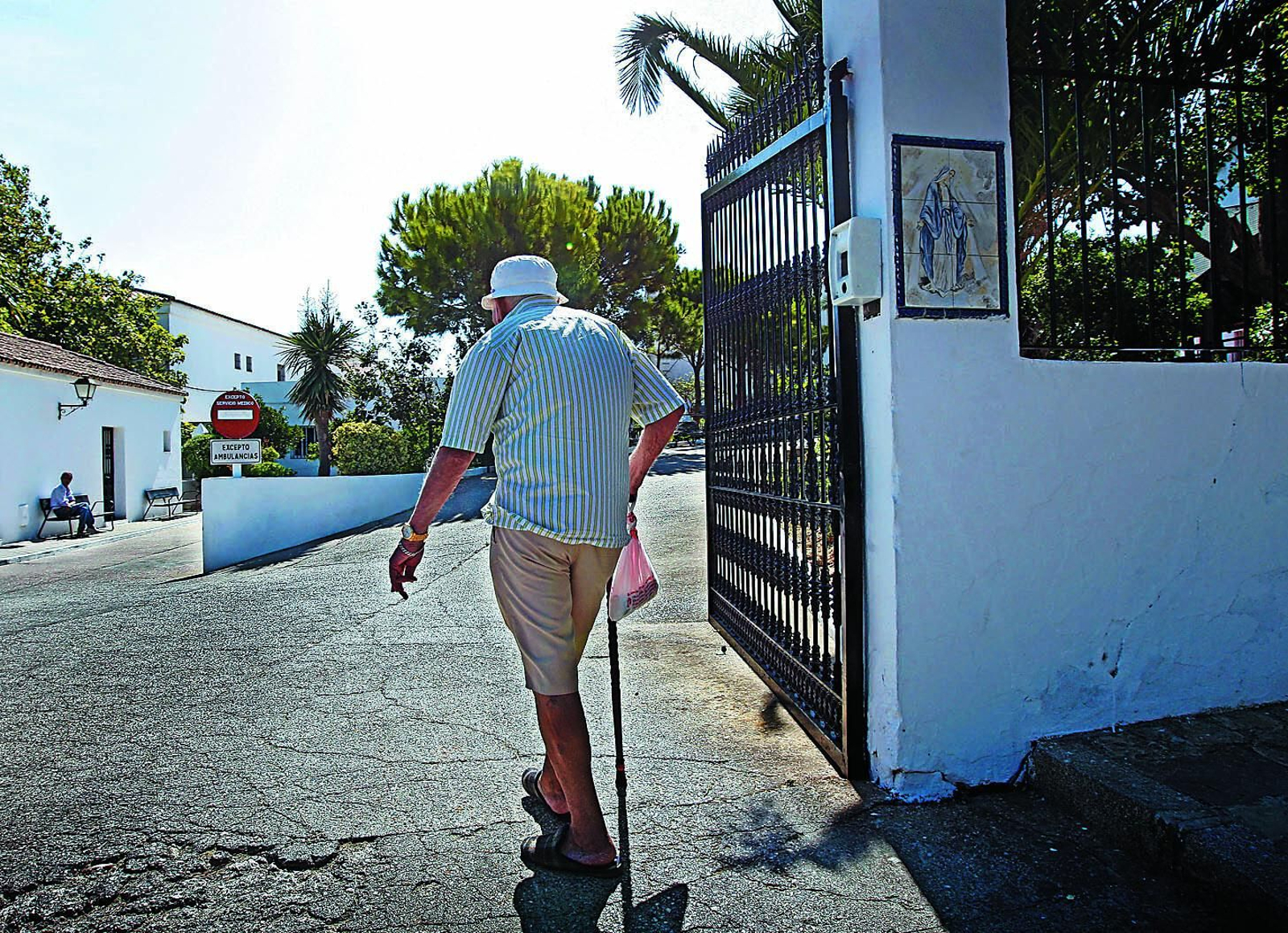 Un usuario accede a la residencia El Santísimo de Medina, en 2009. Un usuario accede a la residencia El Santísimo de Medina, en 2009.