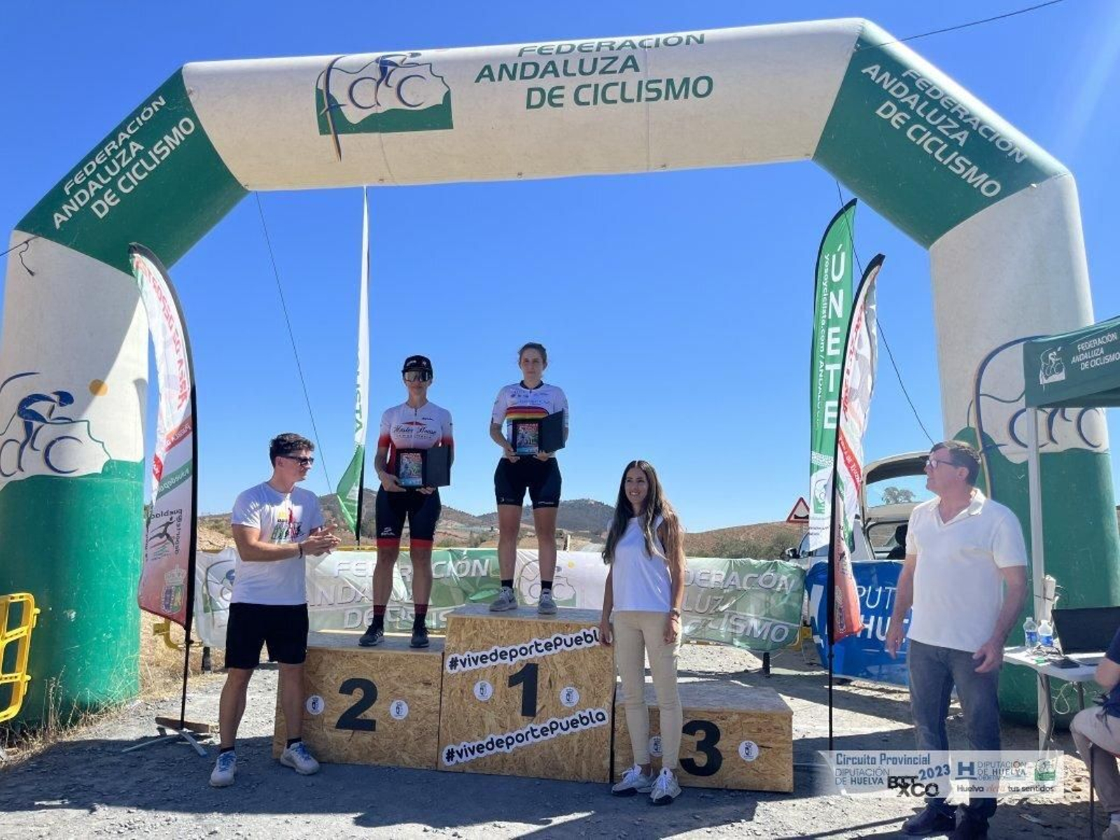 Pódium femenino en el Rally Alfayat Puebla de Guzmán.
