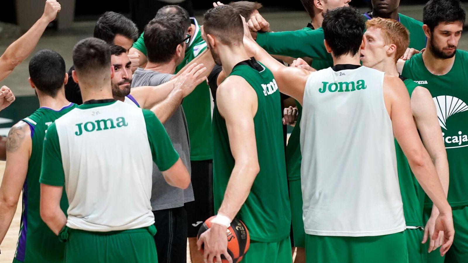 Los jugadores del Unicaja hacen piña.