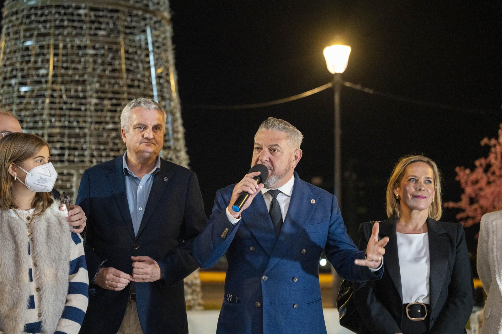 El encendido del alumbrado navideño del Hospital Universitario Torrecárdenas, en imágenes