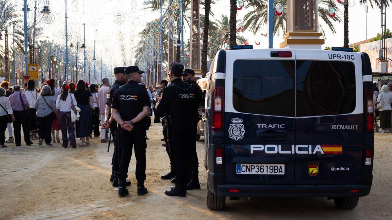Agentes de Policía Nacional desplegados durante la Feria del Caballo en Jerez, en el González Hontoria.