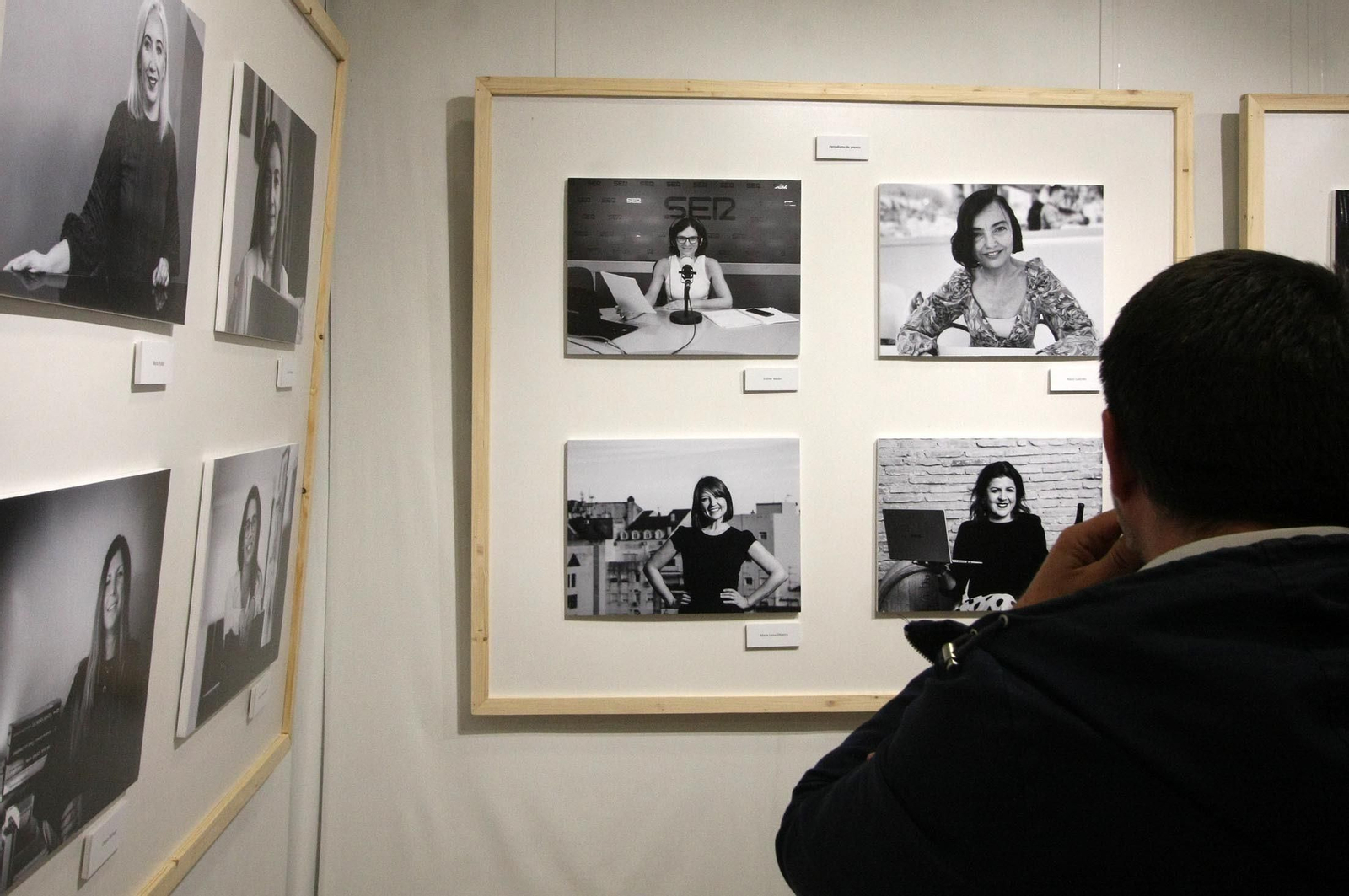 Imágenes de la mesa redonda "La presencia de la mujer en el periodismo" y exposición fotográfica "Pioneras", en el Centro de Comunicación Jesús Hermida, Huelva