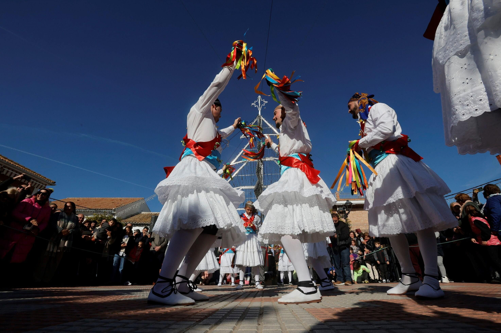 La Danza de los Locos y el Baile del Oso de Fuente Carreteros, en imágenes