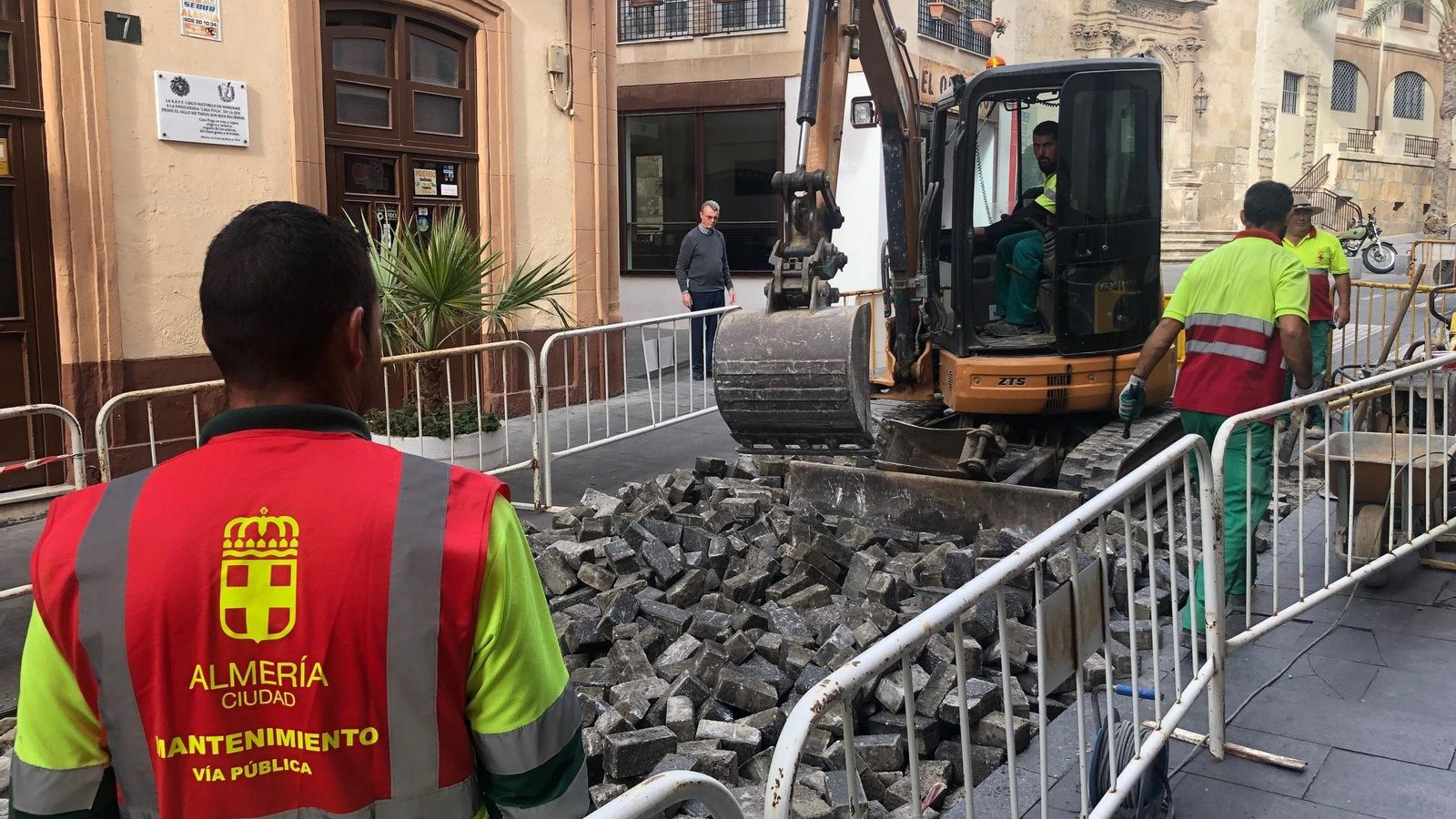 Jovellanos ha sido la primera calle en remodelarse con asfalto fonoabsorbente. Después, calle Real