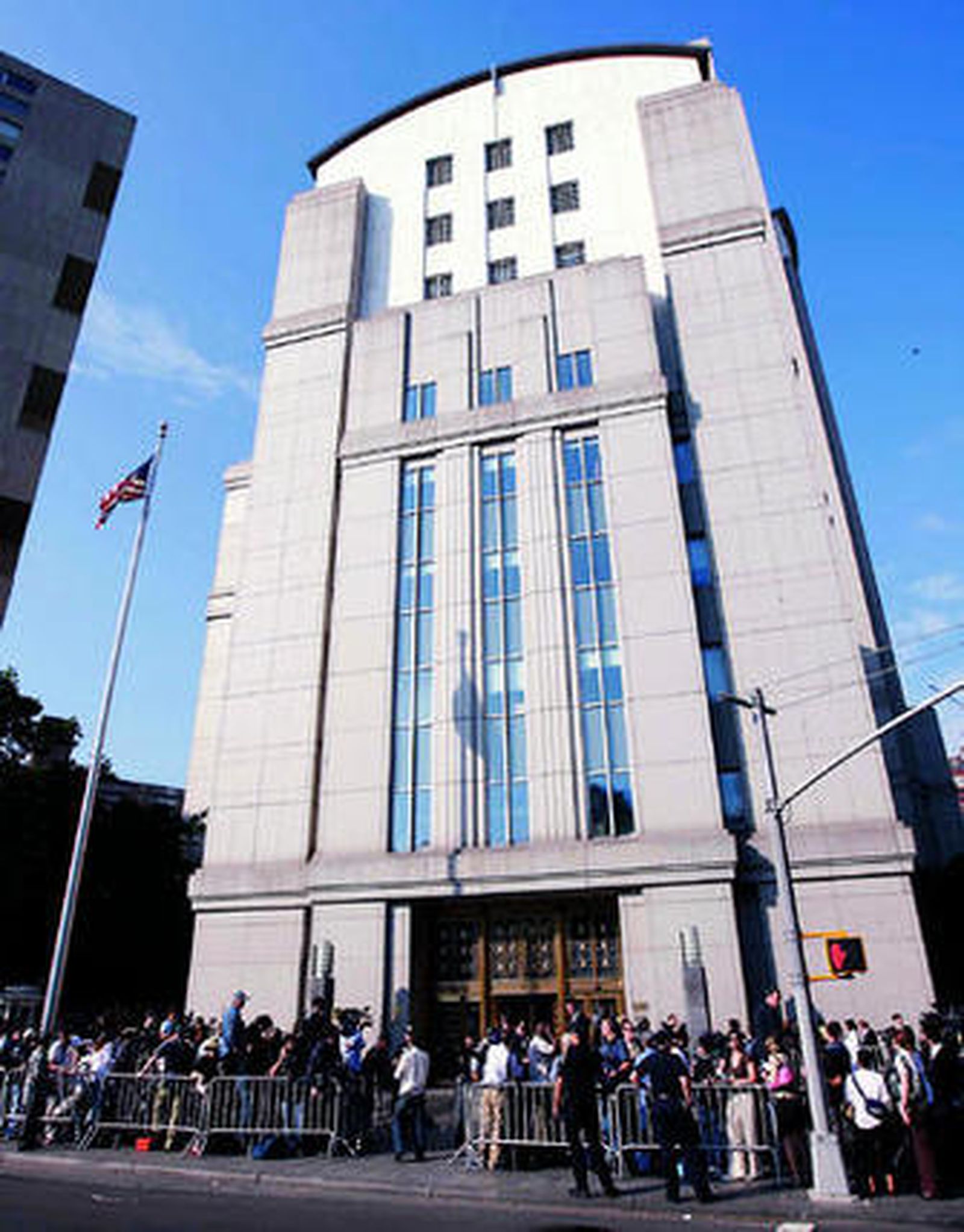 Los medios rodeaban el Palacio de Justicia ayer en Nueva York.