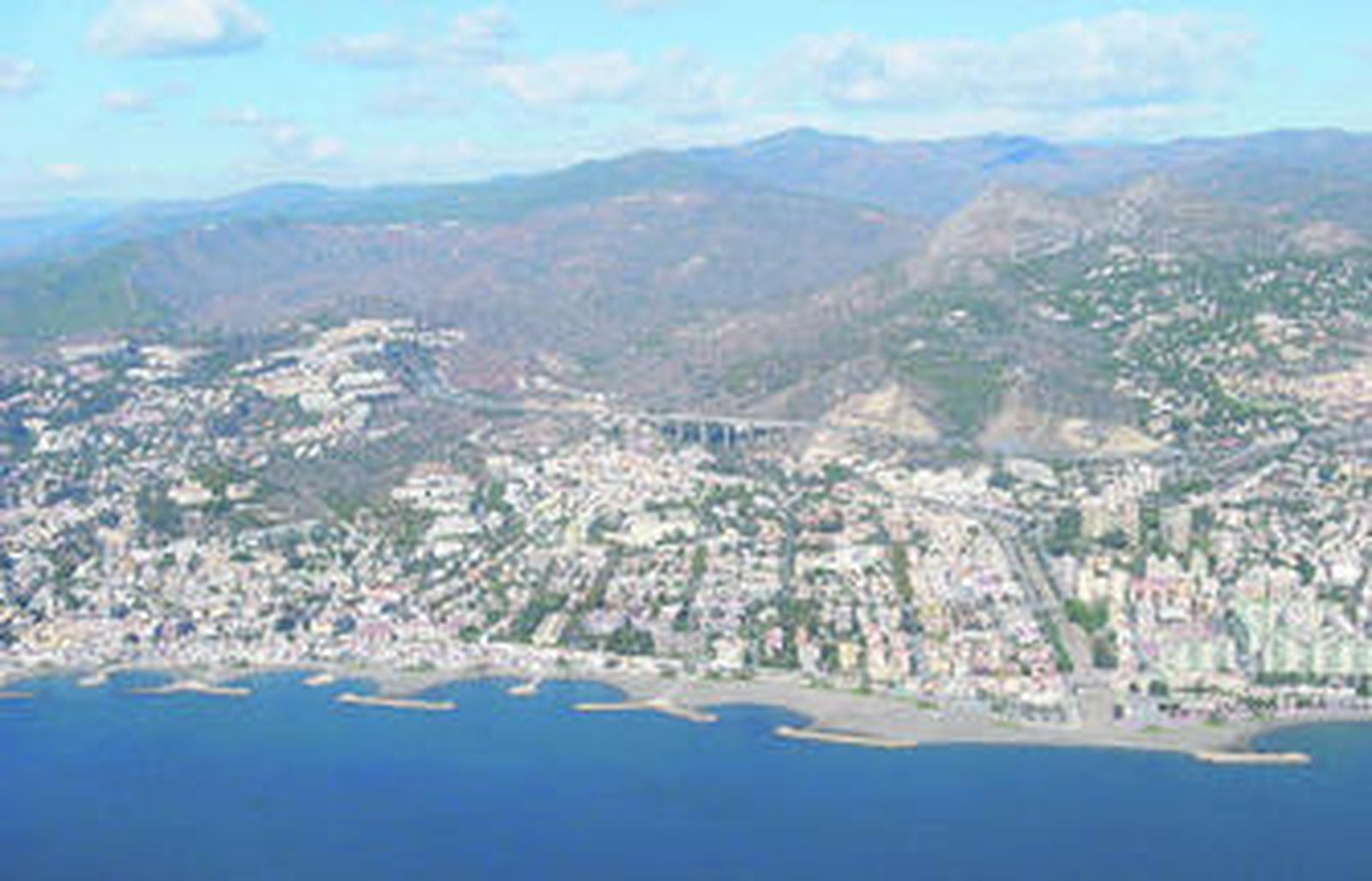 Vista de la zona este de la capital y los terrenos al norte de la autovía, donde el Consistorio proyecta medio centenar de viviendas.