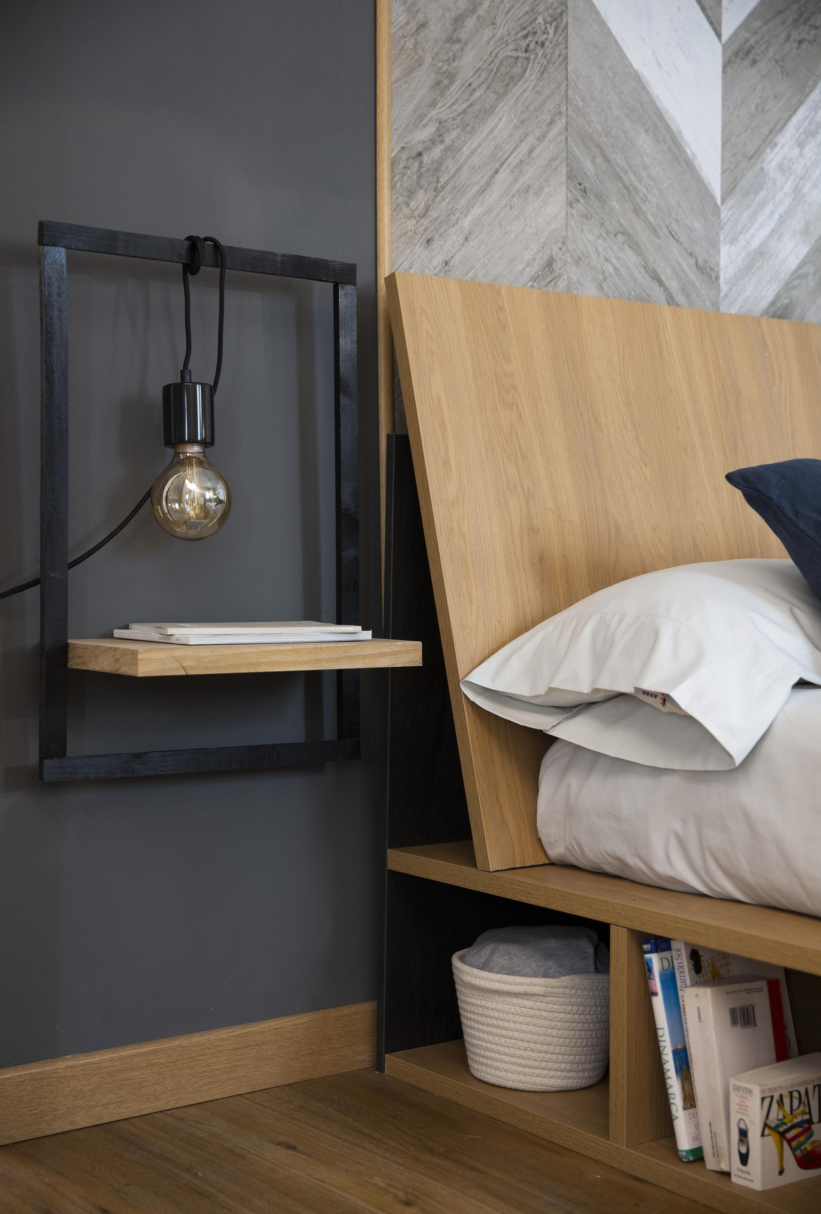 Mesita de noche con personalidad y espacio optimizado debajo de la cama.