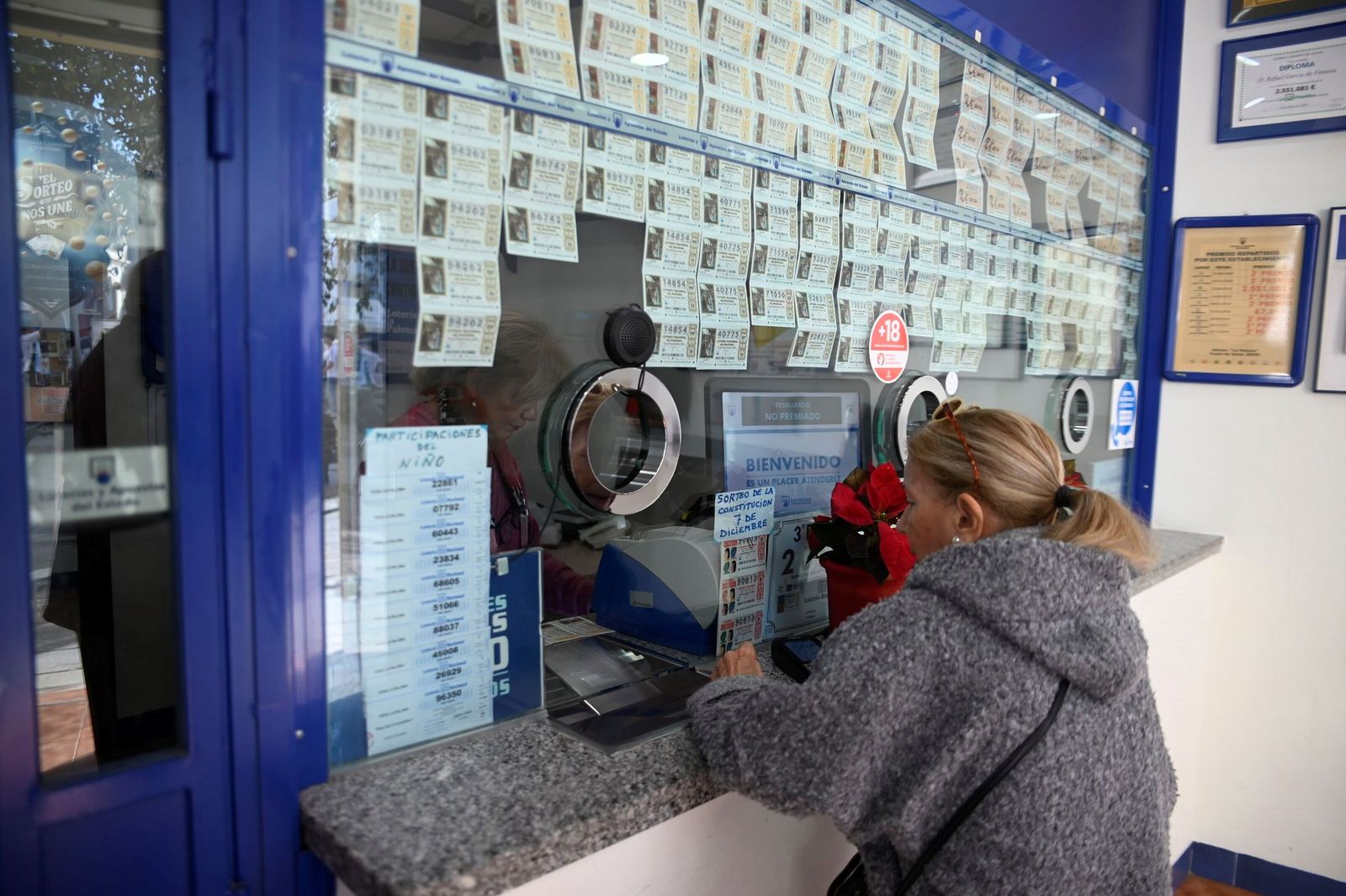 Una persona compra lotería en una administración de Córdoba.