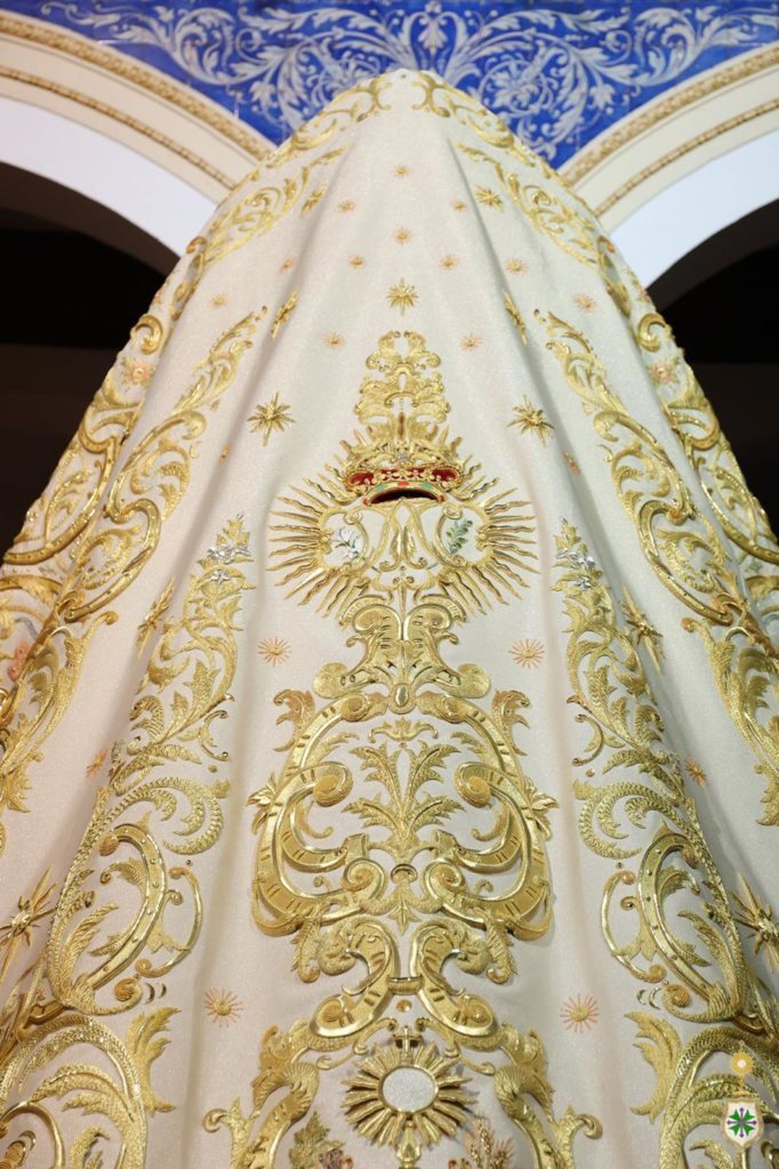 Detalle del  manto de la Virgen de la Salud