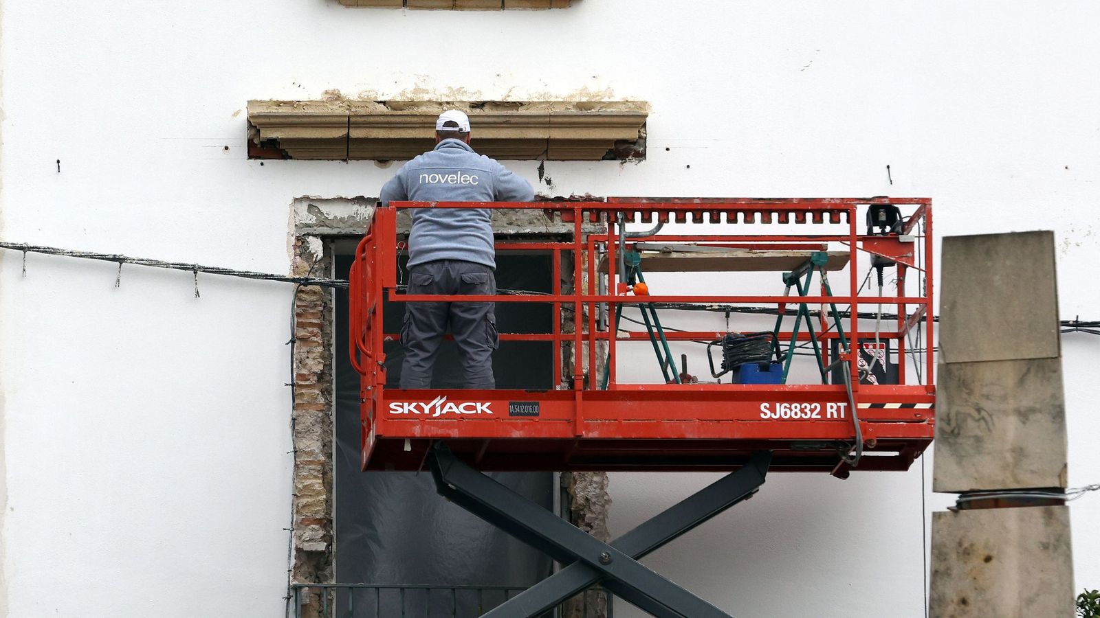 Un trabajador de la construcción, el único sector con una evolución favorable del desempleo en enero.