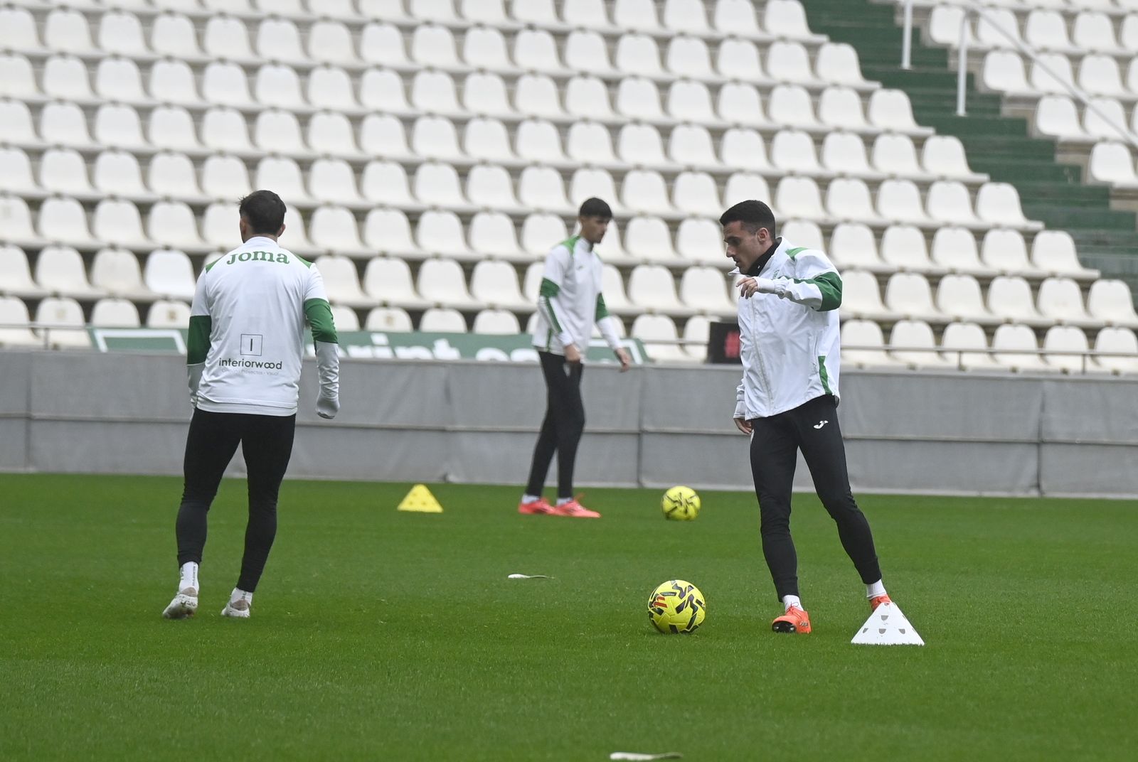 Diego Bri conduce el balón durante un entrenamiento en El Arcángel.