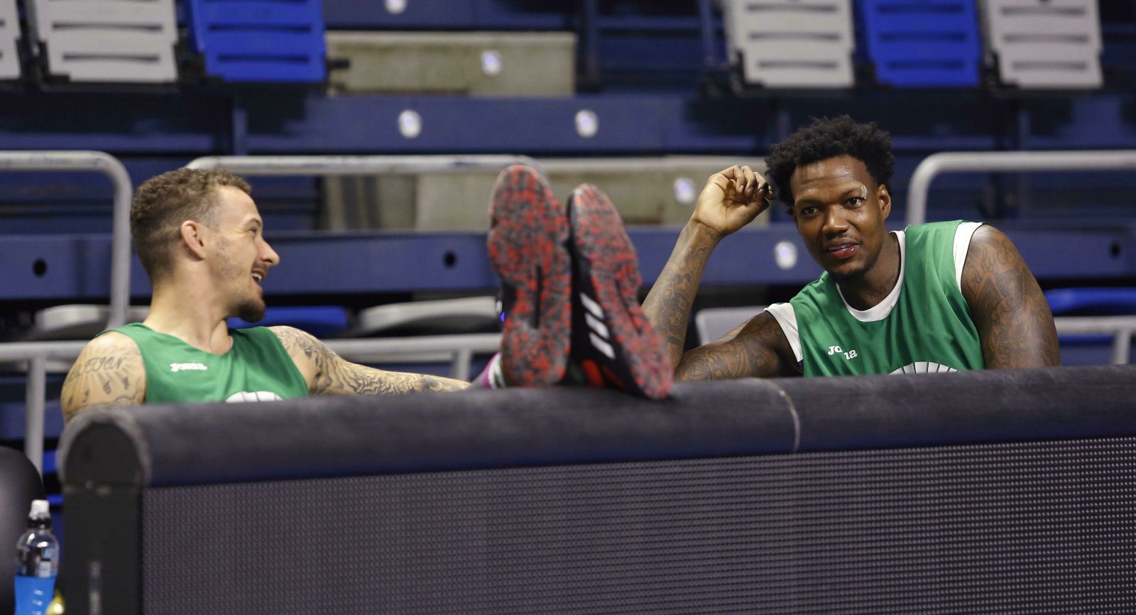 Josh Adams y Deon Thompson charlan distendidos.