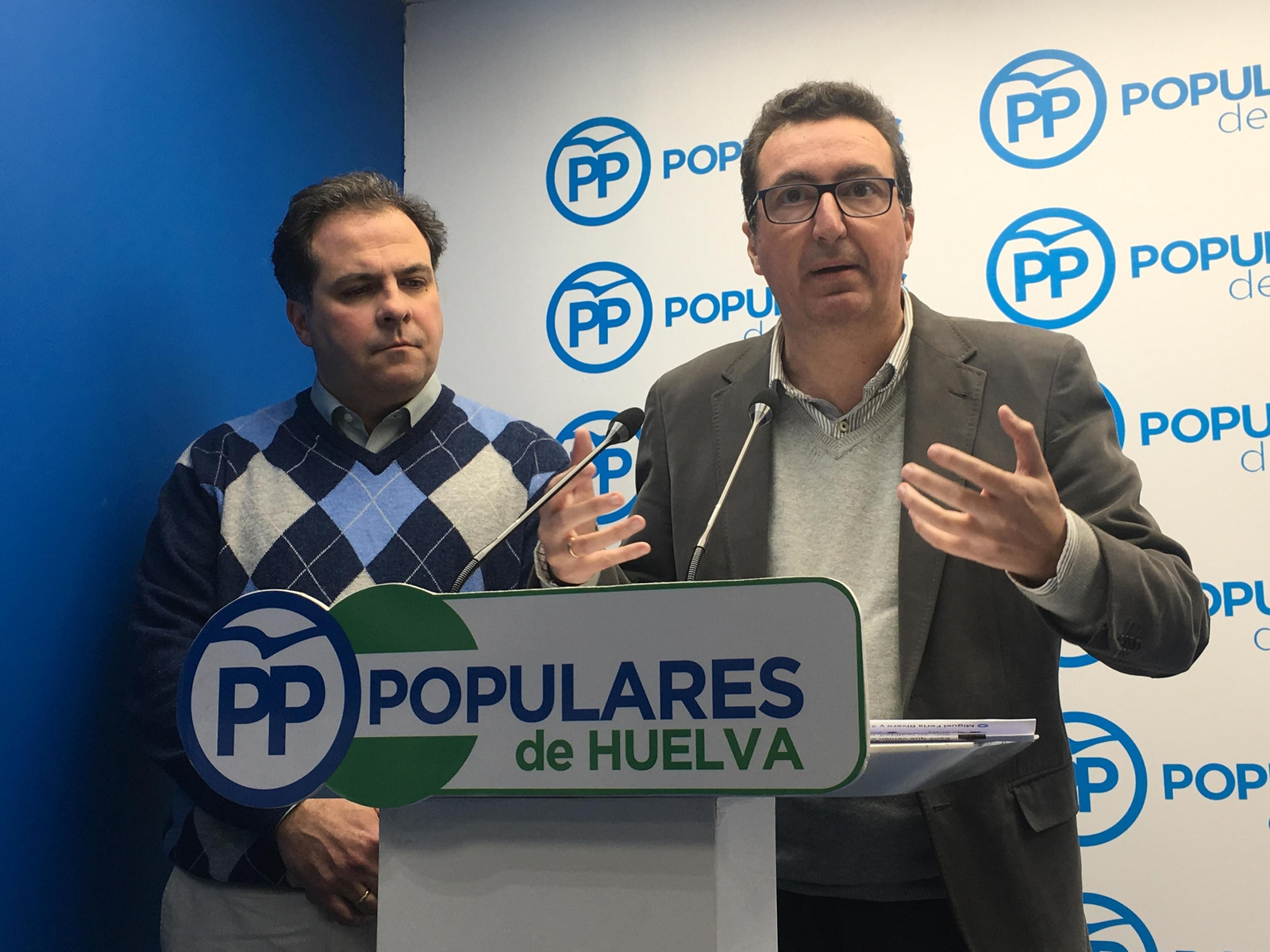 El vicesecretario general del PP, Juan Carlos Duarte, y el presidente provincial, Manuel Andrés González.