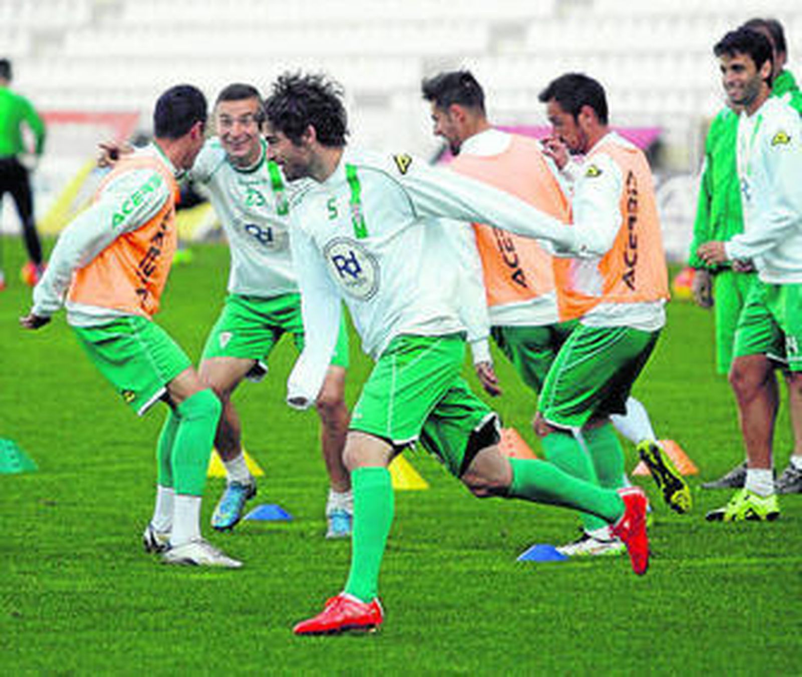 Víctor Pérez corre por delante del grupo en una sesión en El Arcángel.