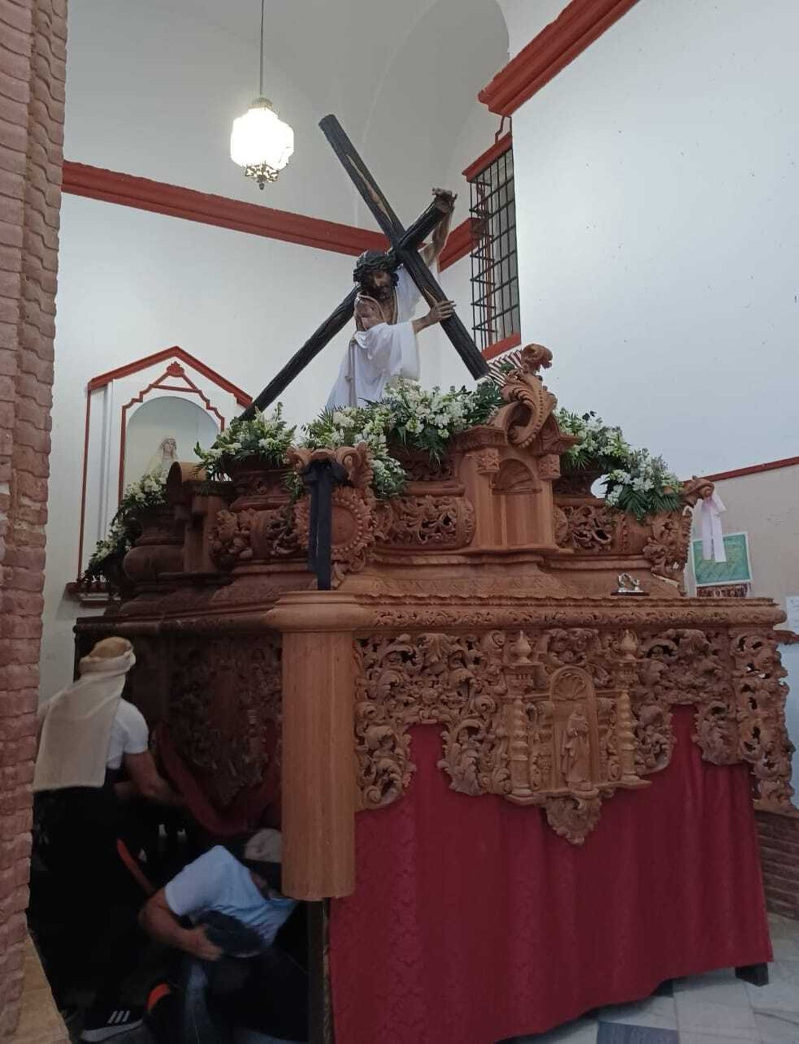 El artista está tallando la canastilla de un nuevo paso para La Carlota