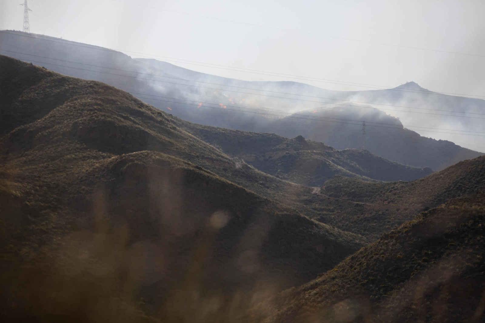 Las imágenes del incendio forestal que avanza en la sierra de Huércal