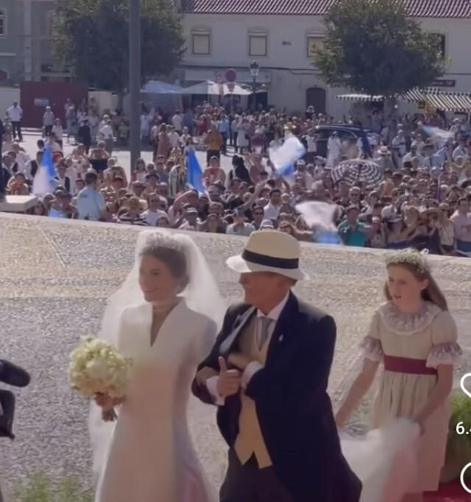 Duarte Pío y su hija con las banderas monárquicas enarboladas por los vecinos de Mafra