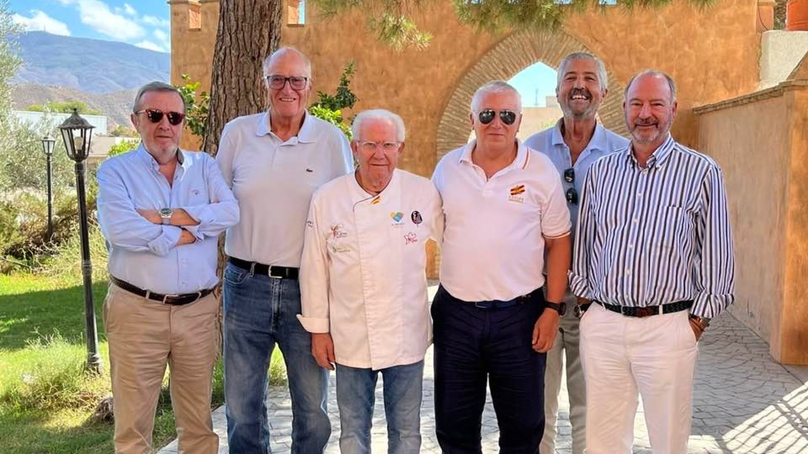 El almeriense Antonio Jesús Cabrerizo con distintos cargos y representantes sociales de Almería.