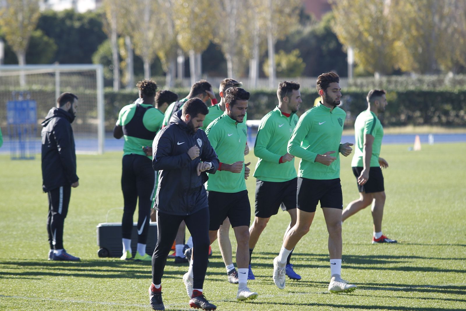 Iván Martos, a la derecha, encabezando la carrera continua