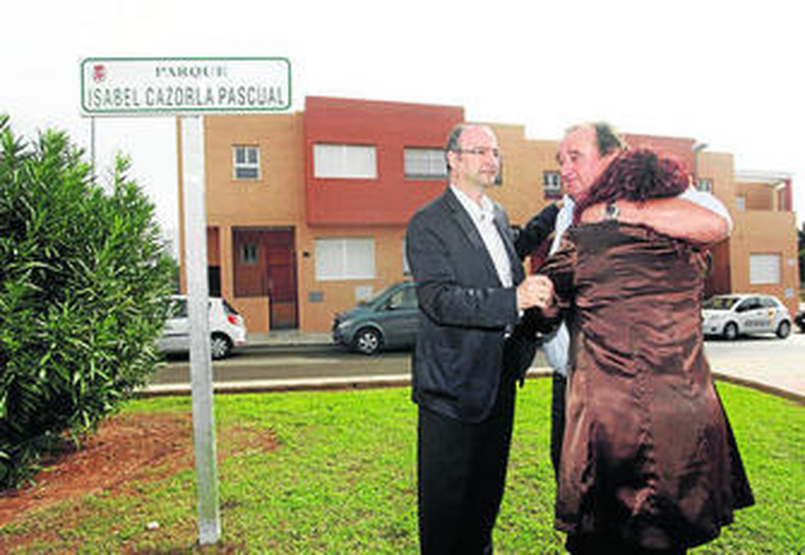 Los padres de Isabel emocionados reciben un gesto de calor del alcalde.