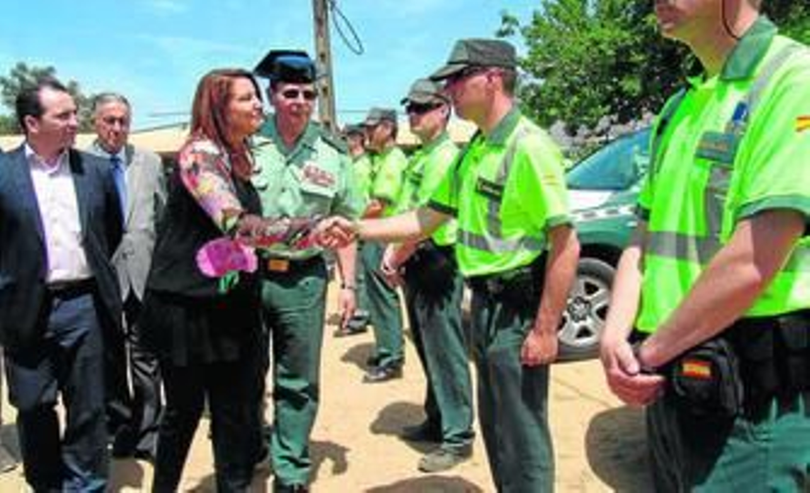 La delegada del Gobierno en Andalucía, Carmen Crespo, saluda a los agentes del plan aldea.