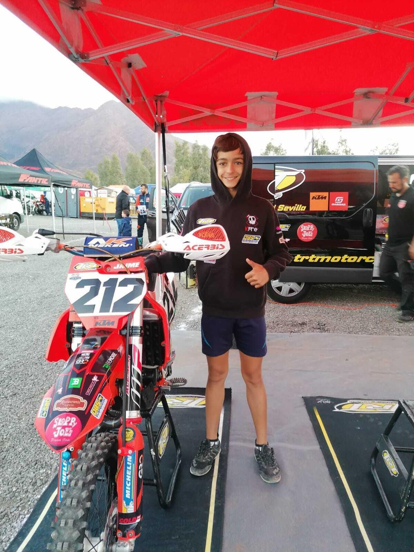 Barrero compite con una KTM con el dorsal 212. Barrero compite con una KTM con el dorsal 212.