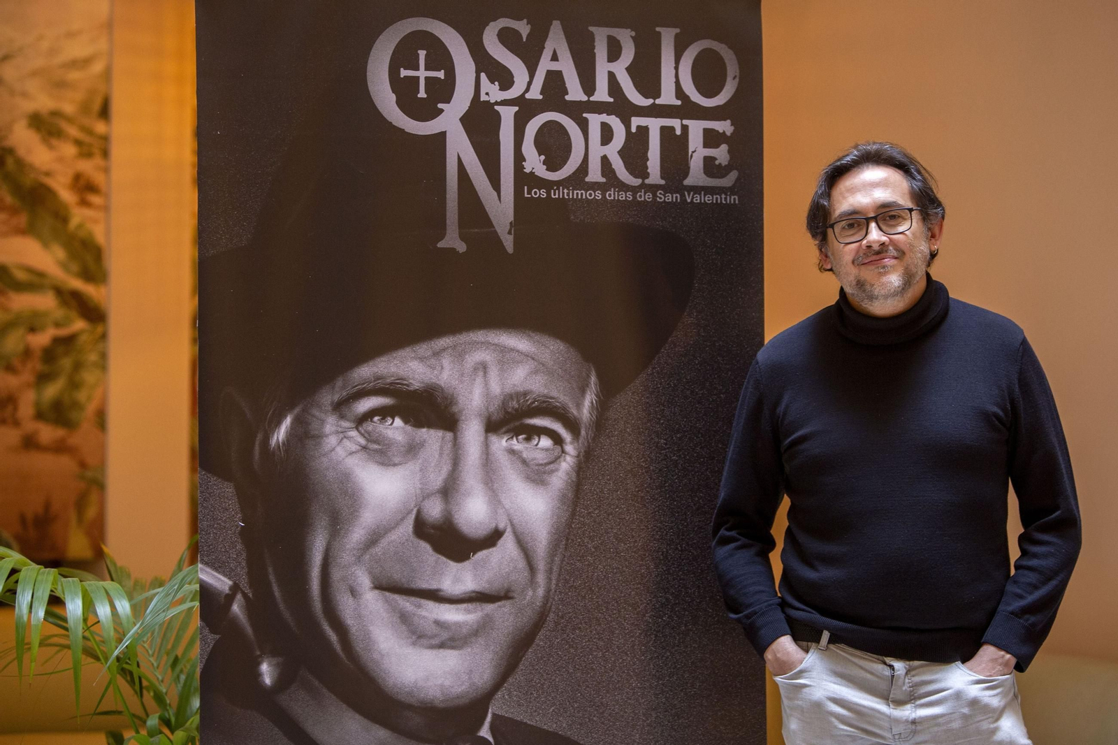José Manuel Serrano Cueto junto al cartel del documental.