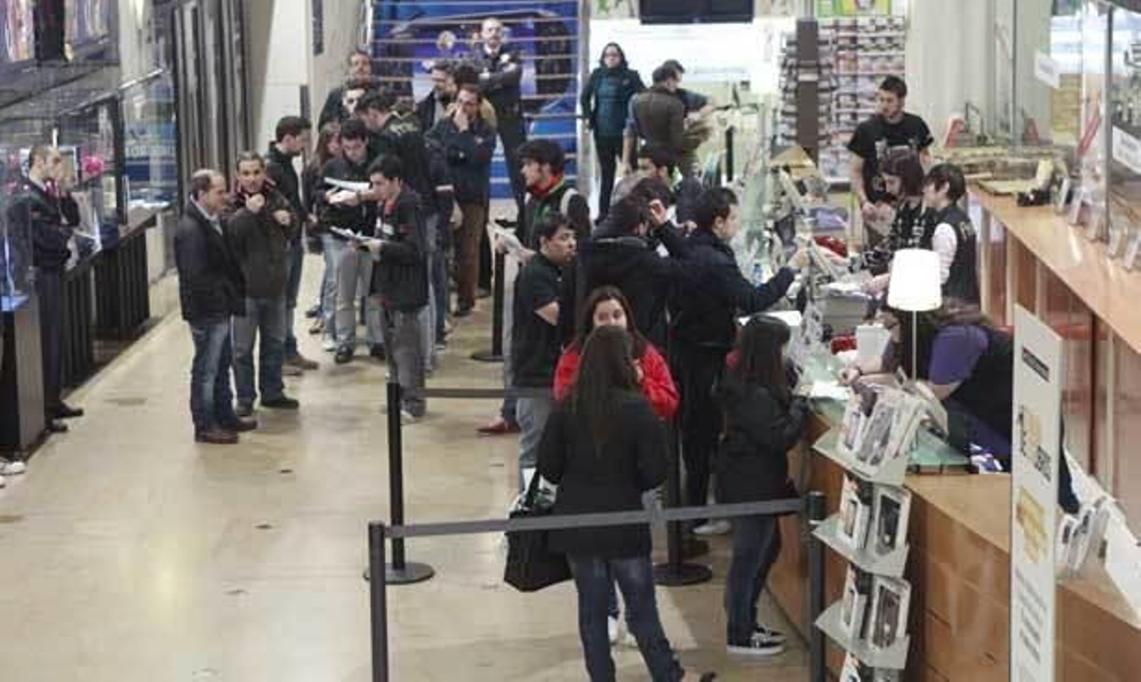 Los fans de Apple madrugan para hacerse con el nuevo iPad