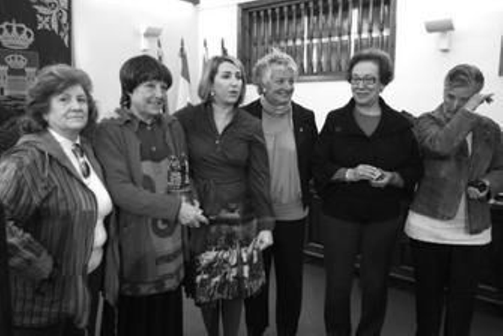 Isabel Rodríguez posa con su premio junto a Olivero y el resto de las candidatas.