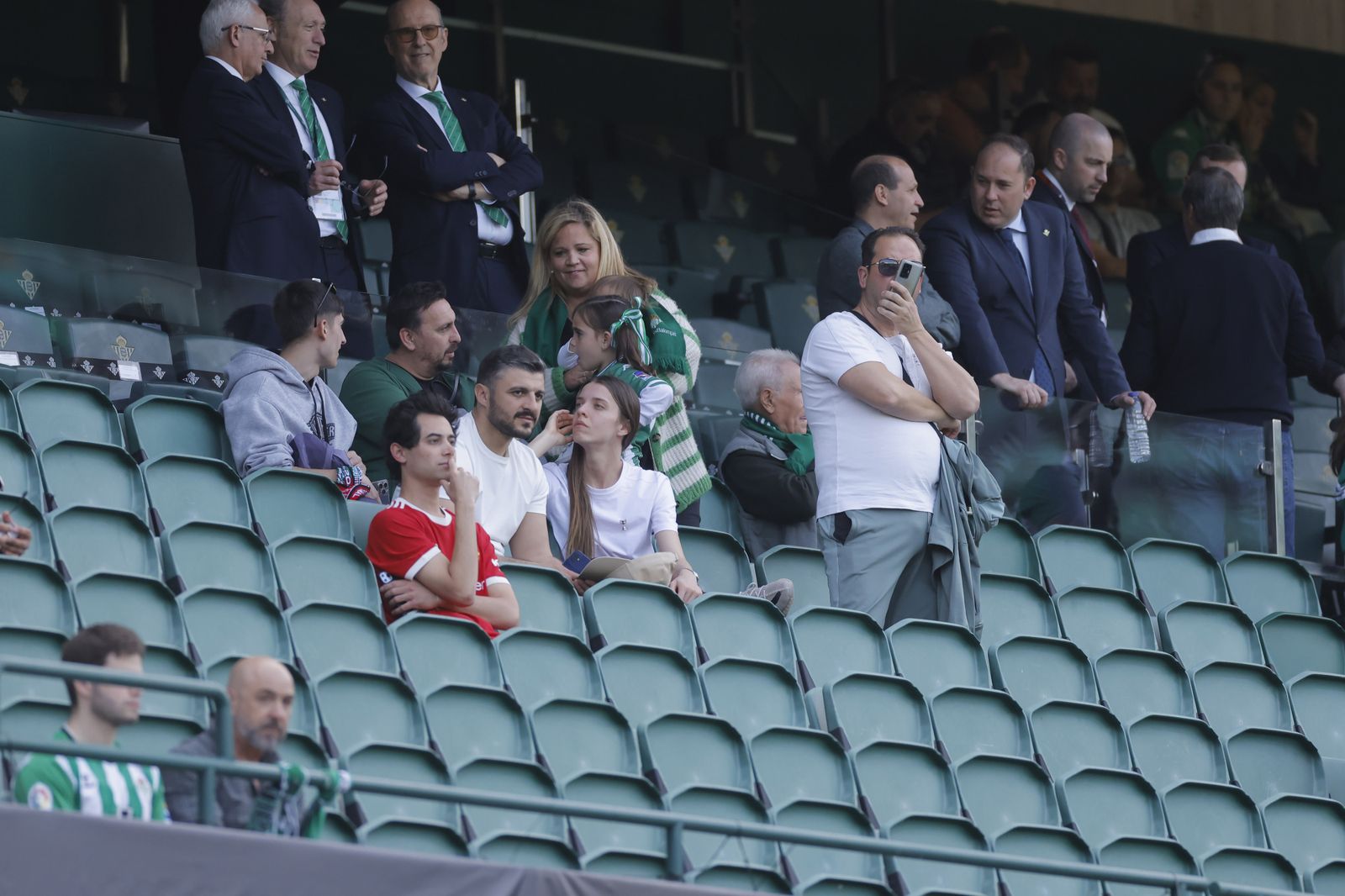 Búscate en las fotos del Betis-Manchester