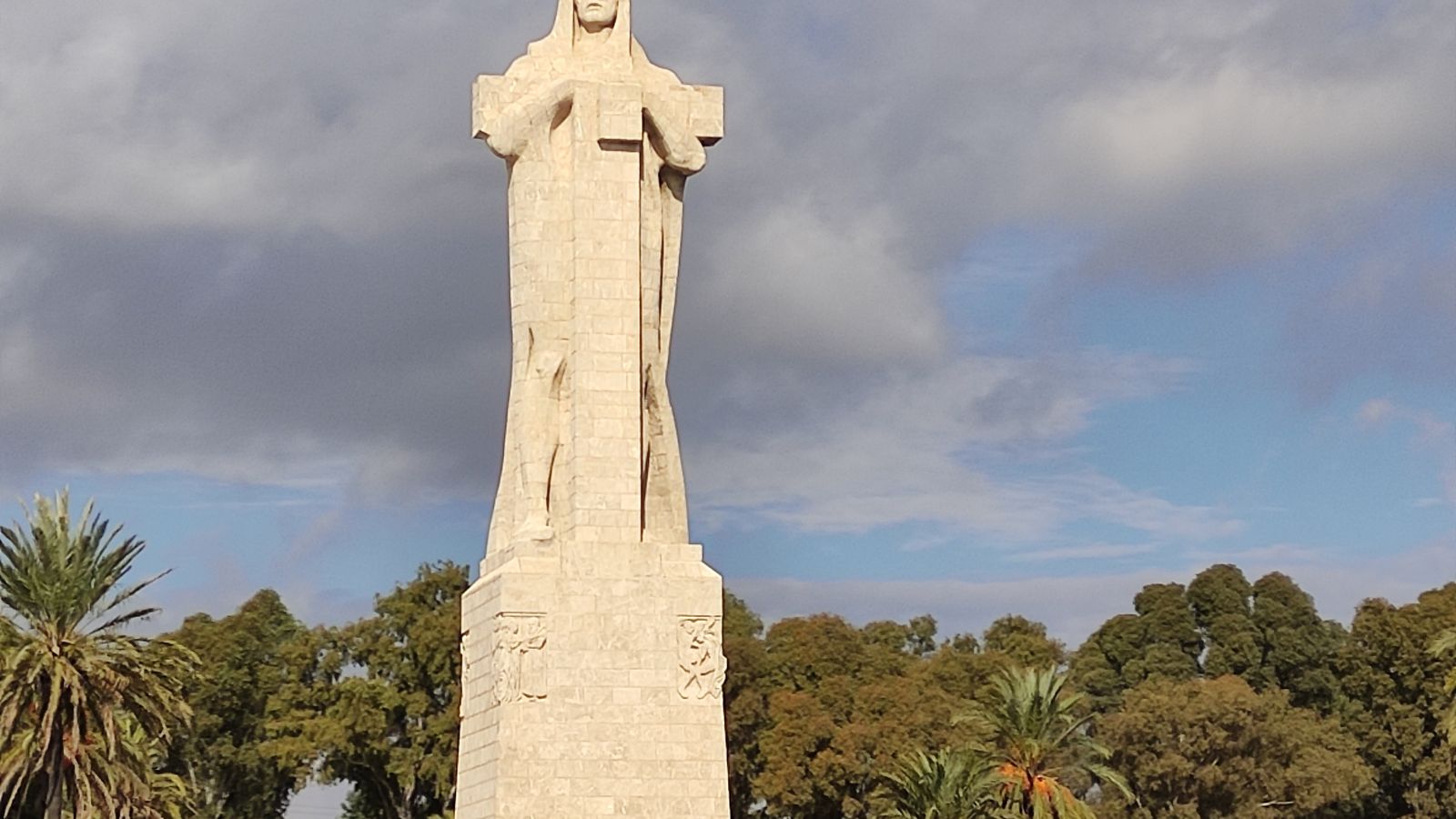 Monumento a Colón en la Punta del Sebo presidiendo la Ría de Huelva.