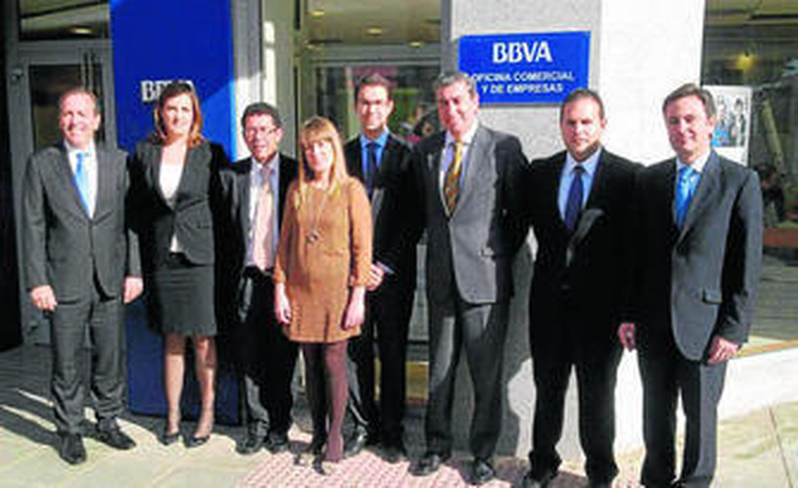 Luis Llorens, Luis de Odriozola, Juan Pablo López y David Sánchez, con el equipo de la oficina remodelada.