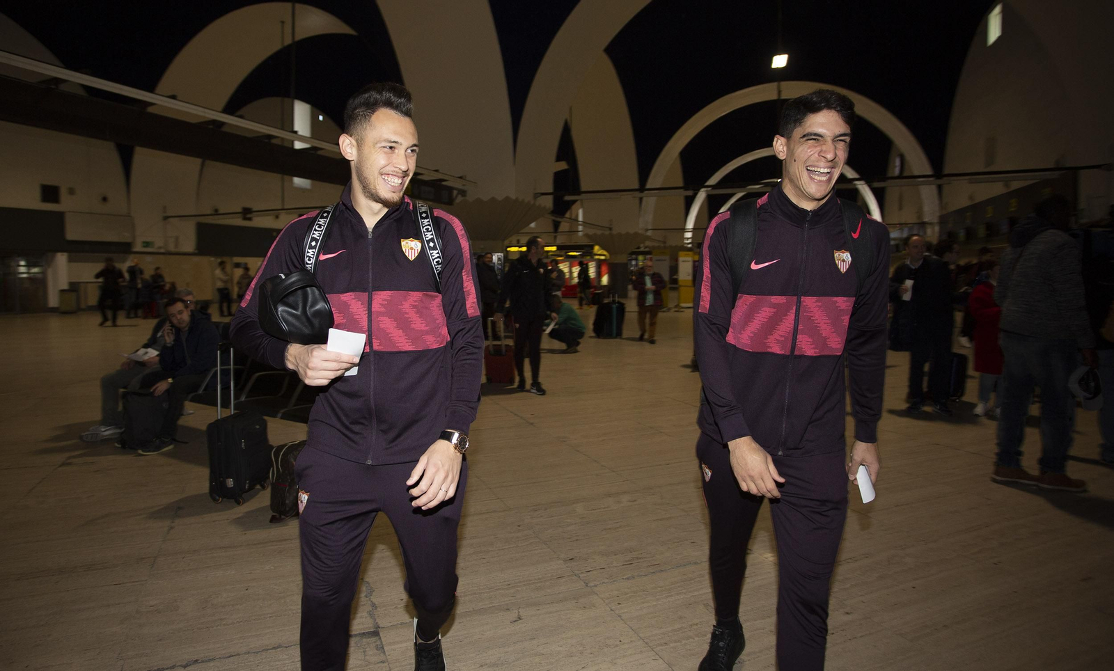Lucas Ocampos y Bono, muy sonrientes camino de embarcar en San Pablo.