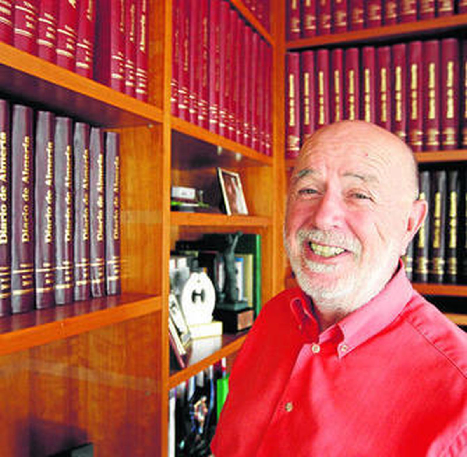 Pedro Molina,rodeado de estanterías y libros, su hábitat natural.