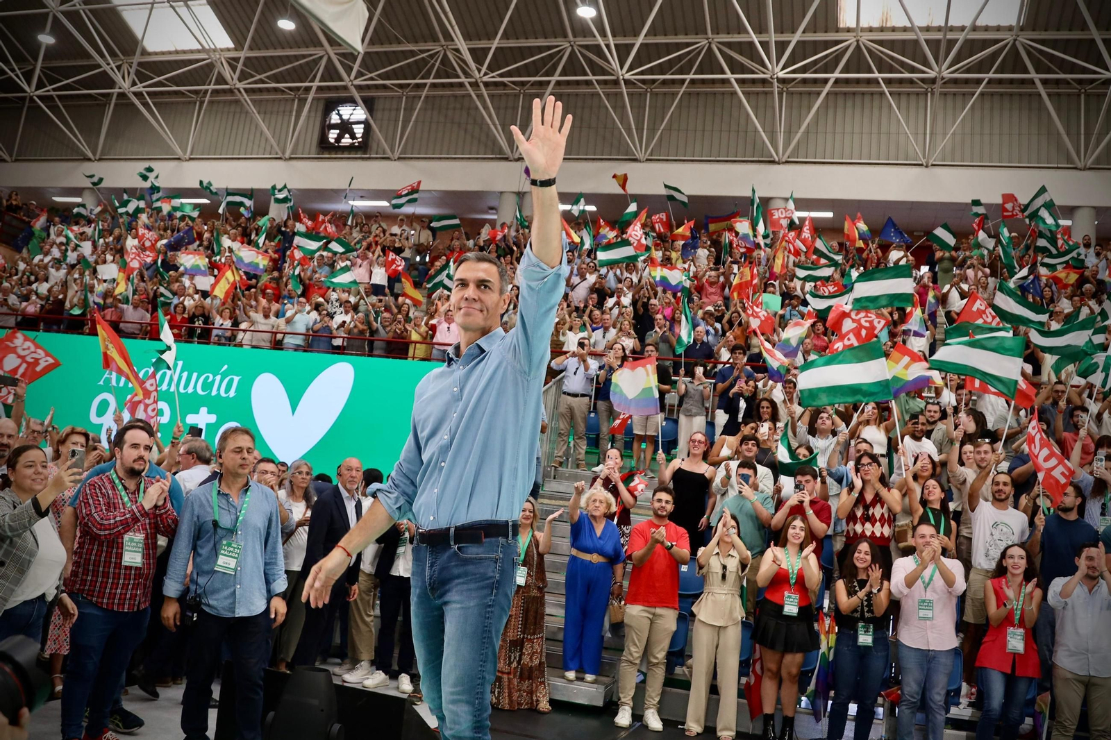 Sánchez arropa la candidatura de Montero en un multitudinario acot en Málaga, en imágenes