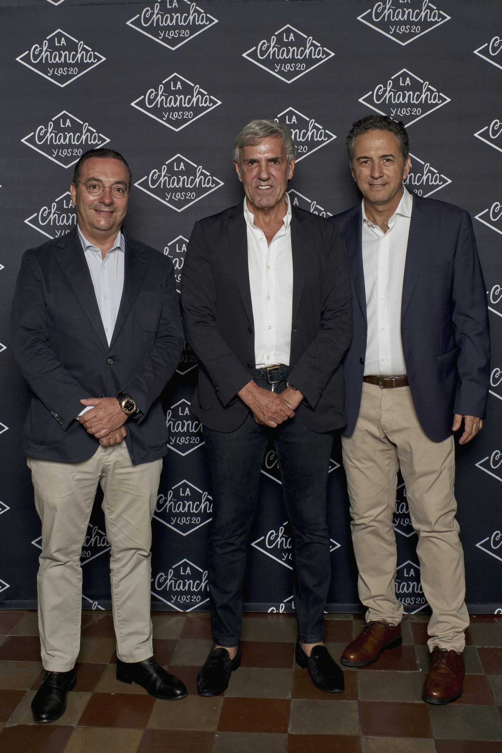 De izquierda a derecha; Luis Galán, de Distribuciones Viñafiel; José Moro, presidente de Bodegas Cepa 21  y Javier Senese, gerente de La chancha y los 20.