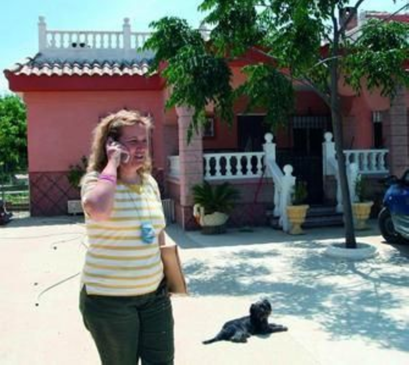 Una de las vecinas afectadas por las expropiaciones, ayer en el exterior de su vivienda.