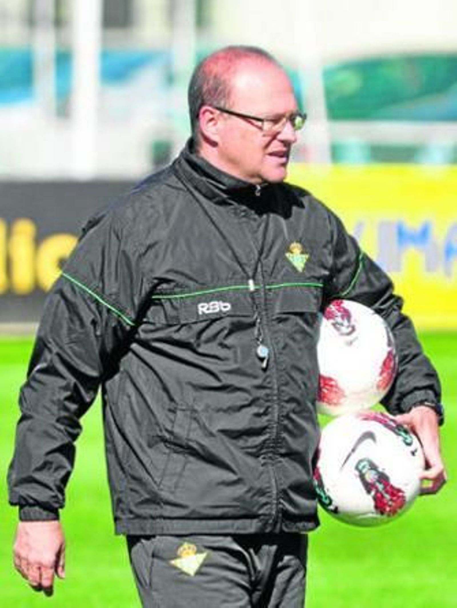 Pepe Mel sujeta dos balones mientras observa el entrenamiento.