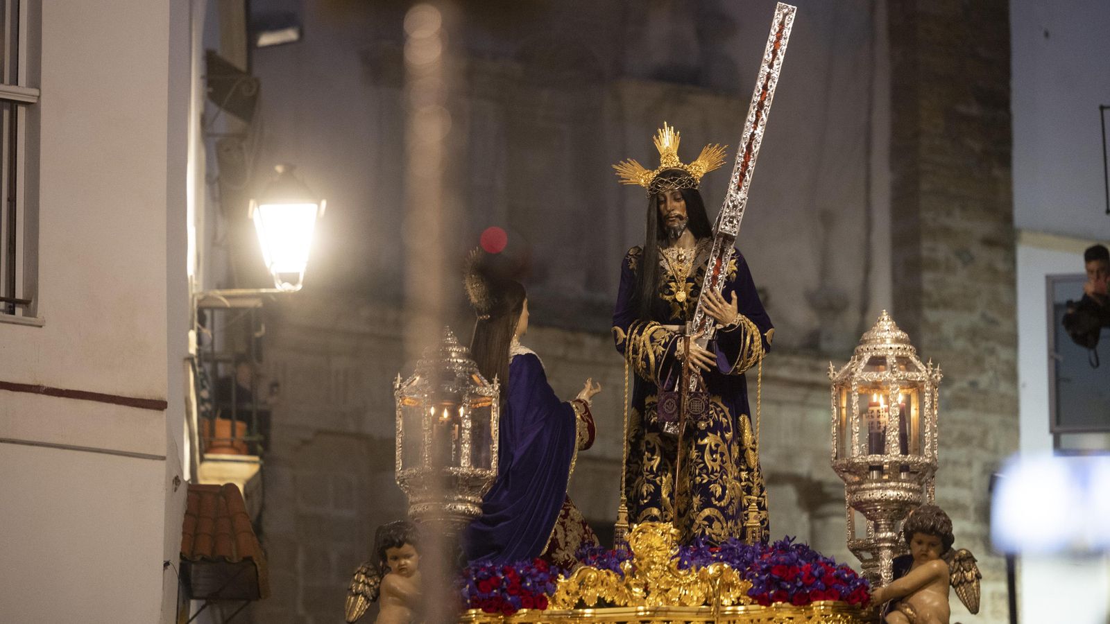 Las imágenes de la cofradía del Nazareno este Jueves Santo en la Semana Santa de Cádiz de 2024