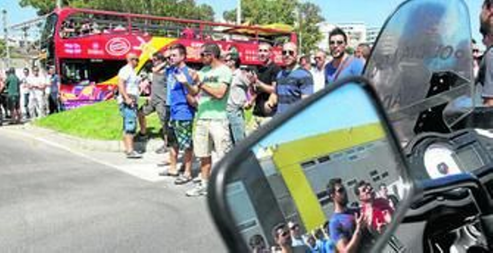 Más de 300 bomberos procedentes de los 20 parques de la provincia cortaron ayer el tráfico en Cádiz durante más de media hora.